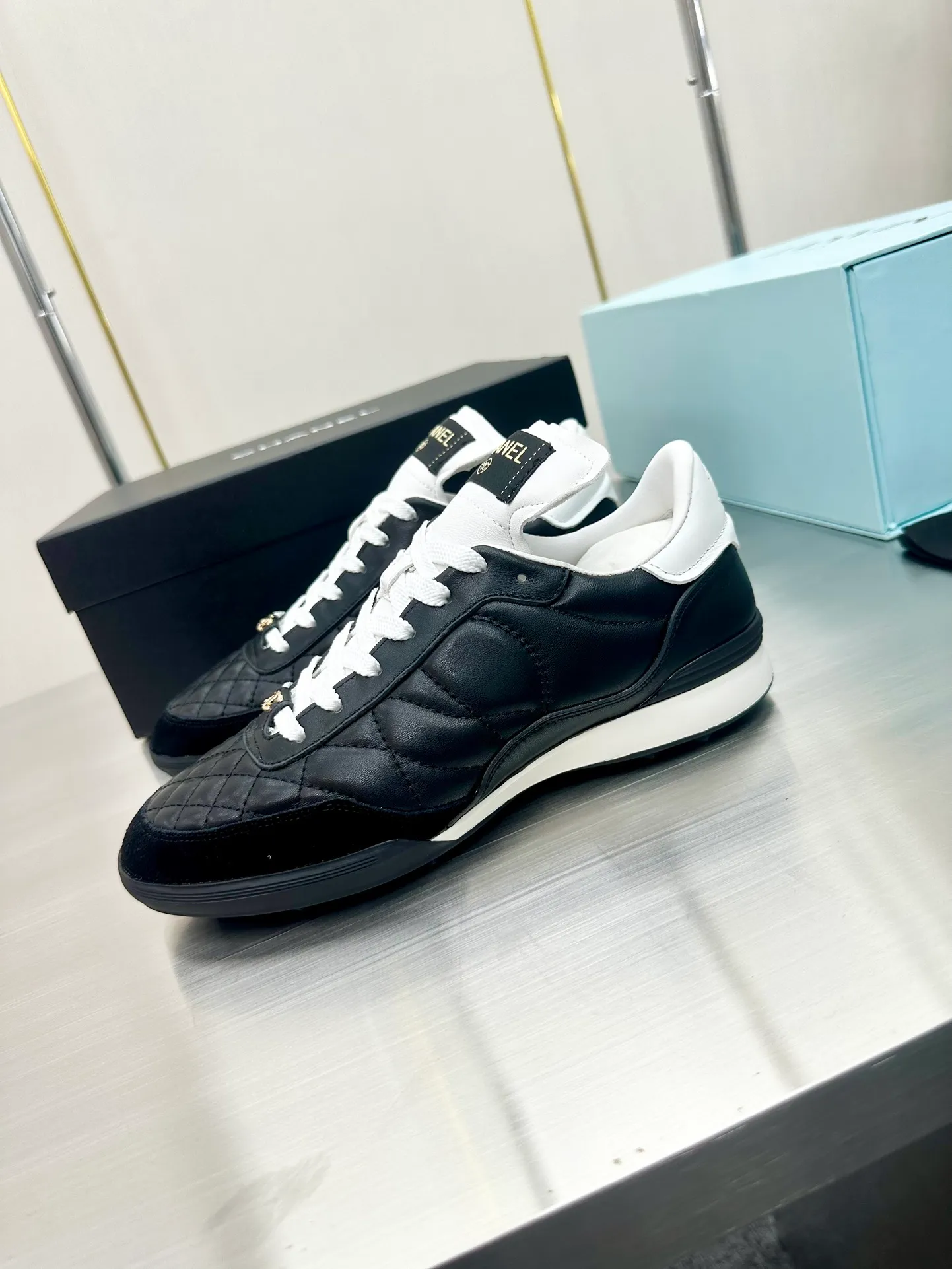 👟👟Ex-factory price 520 👟👟 CHANEL Chanel thick-soled panda sneakers Panda biscuit shoes Chanel 2023ss popular panda shoes 🐼Colorful thick-soled casual sports shoes sneakers The counter is synchronized The counter is very popular Very difficult to buy a shoe The most popular thick-soled panda shoes on the Internet It can be imagined that small fragrance control can not miss it, both appearance and comfort coexist. Simple and versatile white shoes. The thick sole increases the height and is super versatile. You can wear it with your eyes closed😍Whoever wears it will look better. Upper: calfskin. Lining: imported sheepskin lining. Outsole: T👟👟Ex-factory price U original outsole. Size: 35-40 (41 42 customized)